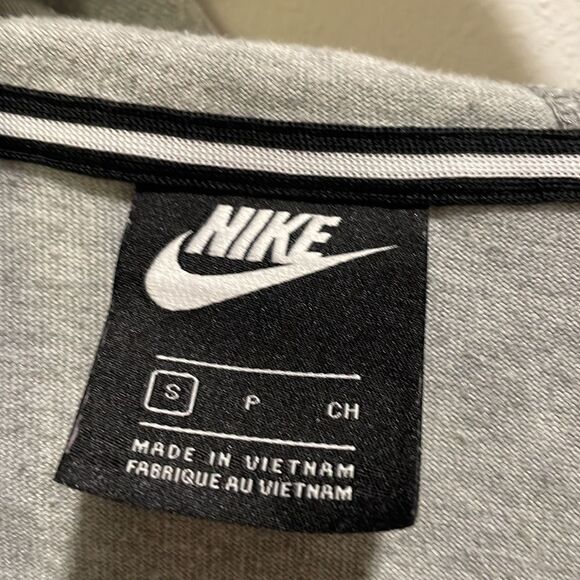 Nike woman’s gray zip up sweatshirt. But it doesn’t zip up - Picture 6 of 10